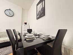 4 Beds-sleeps 8-central-office Space