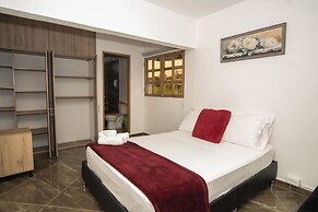 ROBLE COLONIAL