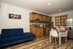 ROBLE COLONIAL