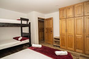 ROBLE COLONIAL