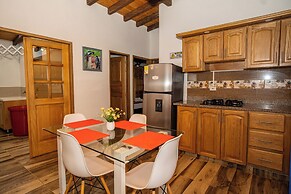 ROBLE COLONIAL