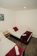ROBLE COLONIAL