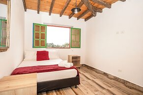 ROBLE COLONIAL