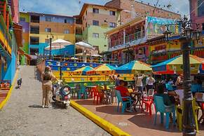 ROBLE COLONIAL