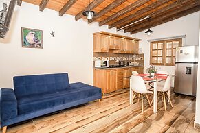 ROBLE COLONIAL