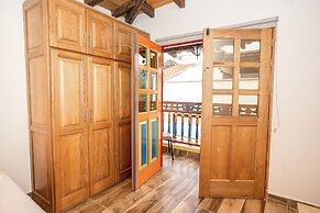 ROBLE COLONIAL