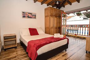 ROBLE COLONIAL