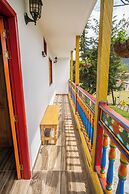 ROBLE COLONIAL