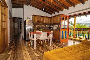 ROBLE COLONIAL