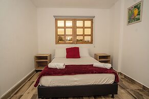 ROBLE COLONIAL