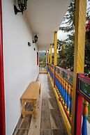 ROBLE COLONIAL