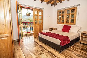 ROBLE COLONIAL