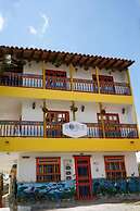 ROBLE COLONIAL