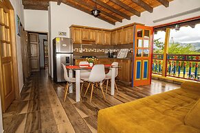ROBLE COLONIAL