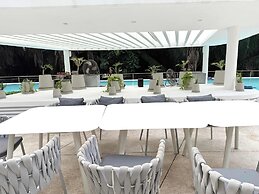 Bolongo 2BR Your Exclusive Oceanfront Escape