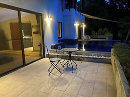 Tropical Viewpoint With Private Pool - Lux Living