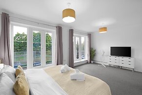Spacious 6 Bedroom House in Denton Way