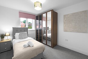 Spacious 6 Bedroom House in Denton Way