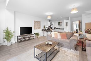 Spacious 6 Bedroom House in Denton Way