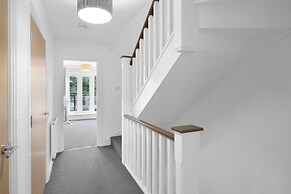 Spacious 6 Bedroom House in Denton Way
