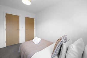 Spacious 6 Bedroom House in Denton Way