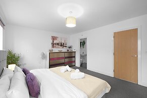 Spacious 6 Bedroom House in Denton Way