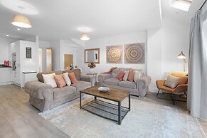 Spacious 6 Bedroom House in Denton Way