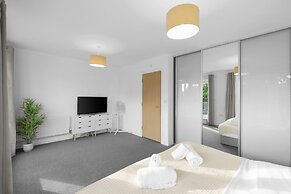 Spacious 6 Bedroom House in Denton Way