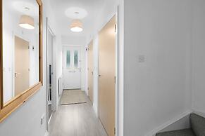 Spacious 6 Bedroom House in Denton Way