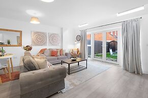 Spacious 6 Bedroom House in Denton Way