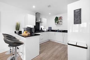 Spacious 6 Bedroom House in Denton Way