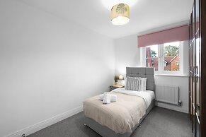 Spacious 6 Bedroom House in Denton Way