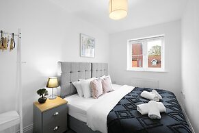 Spacious 6 Bedroom House in Denton Way