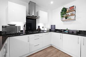 Spacious 6 Bedroom House in Denton Way