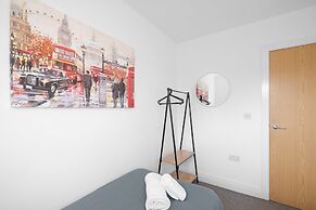 Spacious 6 Bedroom House in Denton Way