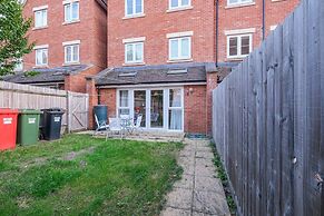 Spacious 6 Bedroom House in Denton Way