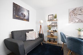 Spacious 6 Bedroom House in Denton Way