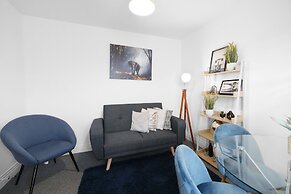 Spacious 6 Bedroom House in Denton Way