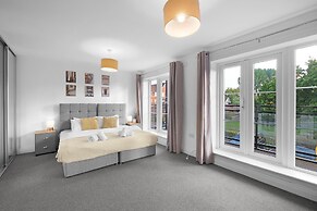 Spacious 6 Bedroom House in Denton Way
