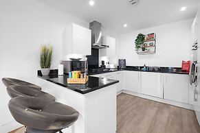 Spacious 6 Bedroom House in Denton Way