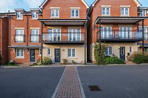 Spacious 6 Bedroom House in Denton Way