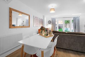 Spacious 6 Bedroom House in Denton Way