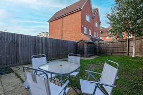 Spacious 6 Bedroom House in Denton Way
