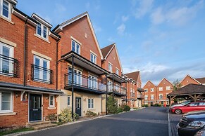 Spacious 6 Bedroom House in Denton Way