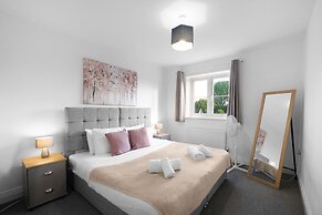 Spacious 6 Bedroom House in Denton Way