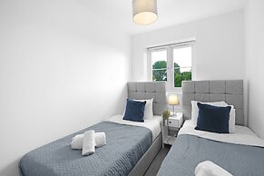 Spacious 6 Bedroom House in Denton Way