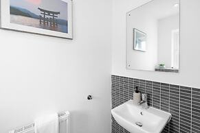 Spacious 6 Bedroom House in Denton Way