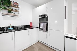 Spacious 6 Bedroom House in Denton Way