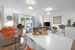 Spacious 6 Bedroom House in Denton Way