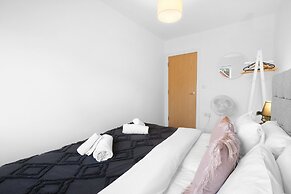 Spacious 6 Bedroom House in Denton Way